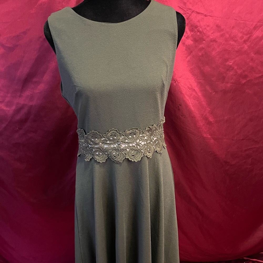 Homeyee - Summer Dress
Size 8 
95% Polyester, 5% Spandex 
Forest Green/Ivory